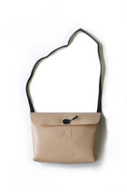 Afbeelding in Gallery-weergave laden, UNDERCOVER BAG CREME
