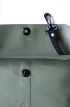 Afbeelding in Gallery-weergave laden, UNDERCOVER BAG MOSS GREEN
