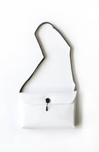 Afbeelding in Gallery-weergave laden, UNDERCOVER BAG WHITE
